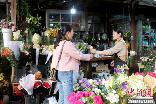 新博2：鲜花消费日常化 中国年轻人把春天“带回家”